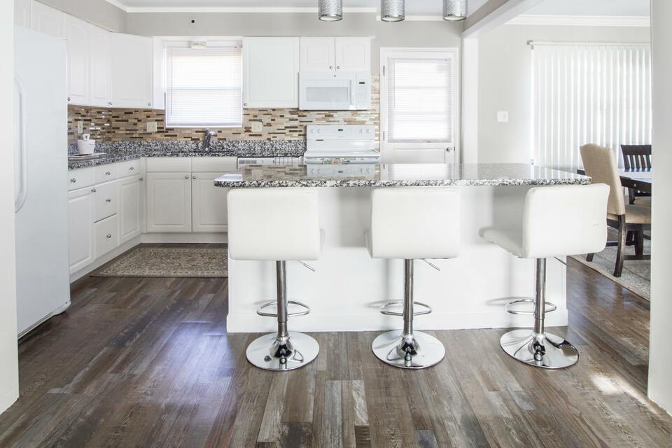 Parquet in Rovere termotrattato, levigato verniciato. Dimensione: plancia 3 strip